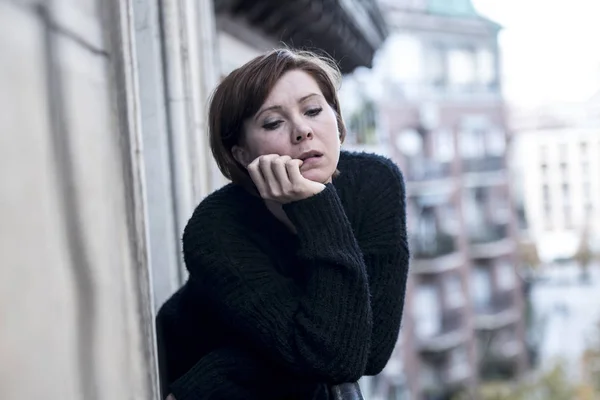 Joven hermosa mujer pensando y sintiendo triste sufrimiento depresión en la ciudad urbana fondo hogar balcón —  Fotos de Stock