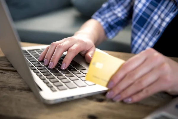 Zbliżenie ręki kobiety posiadania karty kredytowej zakupy na linii lub bankowych na internet z laptopa w domu w domowych finansów — Zdjęcie stockowe