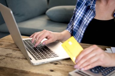 kredi kartı alışveriş satır veya b üzerinde tutan kadın kontrolden kapatın