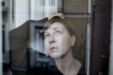 dramatik düşünme ve üzgün genç güzel kadın portresi yakından pencereden bakarak depresif depresyon evde acı