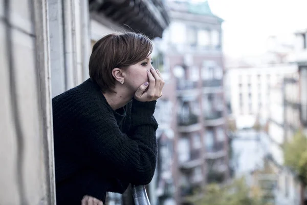 Молодая красивая женщина думает и чувствует себя грустно страдает депрессией на городском фоне балкон дома — стоковое фото