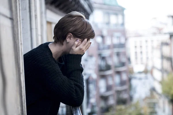 Ung vacker kvinna tänka och känna sig ledsen lidande depression vid urbana staden bakgrund hem balkong — Stockfoto