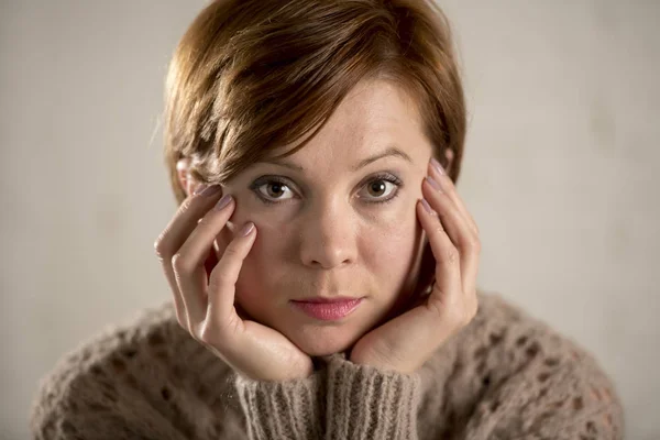 Portret van de jonge zoete en mooi rood haar vrouw op zoek triest en depressief in dramatische gezicht expressie eenzaam gevoel close-up — Stockfoto