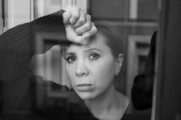Dramatyczne bliska Portret młodej kobiety piękne myśli i smutny cierpienie depresja w domu okno patrząc w depresji — Zdjęcie stockowe