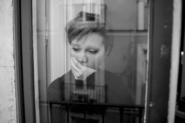 Dramatisk närbild porträtt av unga vackra kvinnan tänker och känner ledsen lider av depression hemma fönster ser deprimerad — Stockfoto