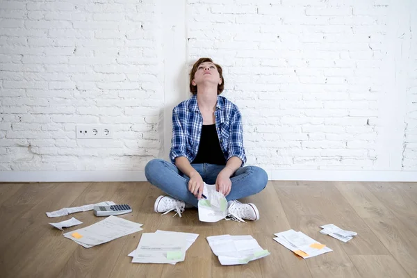 Mujer en el piso de la sala de estar con calculadora y banco y facturas papeleo y documentos haciendo contabilidad financiera nacional —  Fotos de Stock