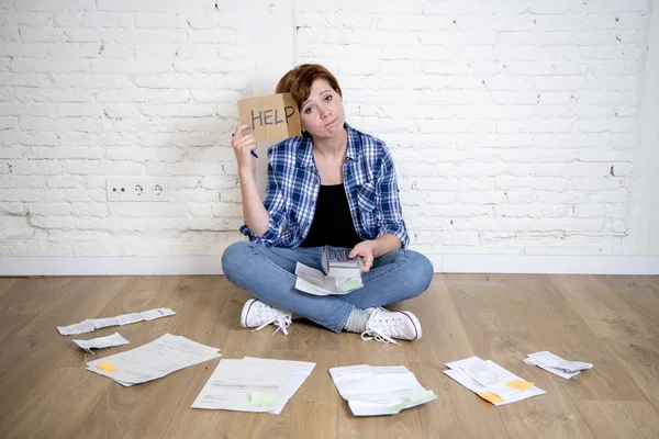 Mujer estresada triste con calculadora y banco y facturas papeleo y documentos haciendo contabilidad financiera nacional —  Fotos de Stock