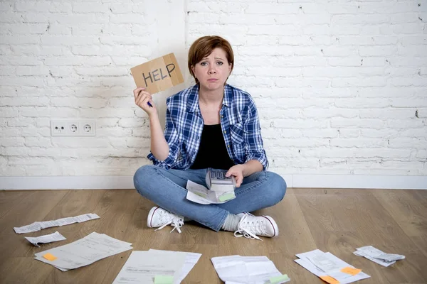 Sorgliga stressad kvinna med miniräknare och banken och räkningar pappersarbete och dokument gör inhemska finansiella redovisning — Stockfoto