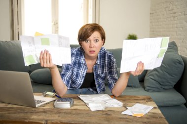 Bankacılık ve ev kredi kartı ve aylık giderleri ile bilgisayar laptop evrak işi muhasebe çaresiz kadın