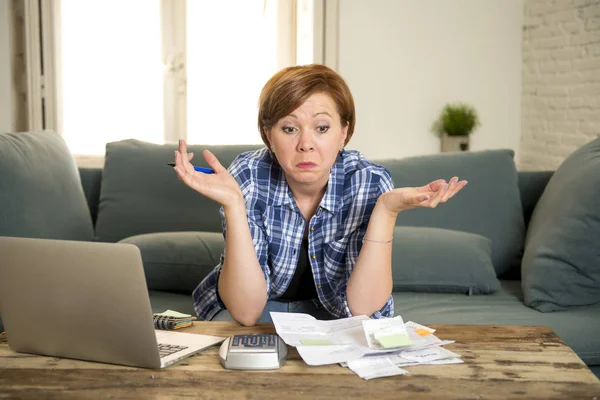 Mujer desesperada banca y contabilidad casa mensual y gastos de tarjeta de crédito con computadora portátil haciendo papeleo —  Fotos de Stock