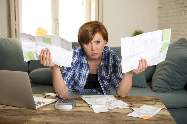 Απελπισμένη γυναίκα τραπεζικές συναλλαγές και λογιστικά σπίτι πιστωτική κάρτα και μηνιαία έξοδα με φορητό υπολογιστή που κάνει χαρτιά — Φωτογραφία Αρχείου