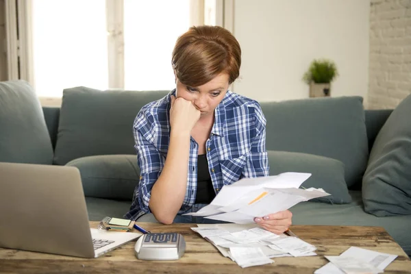 Mujer desesperada banca y contabilidad casa mensual y gastos de tarjeta de crédito con computadora portátil haciendo papeleo — Foto de Stock