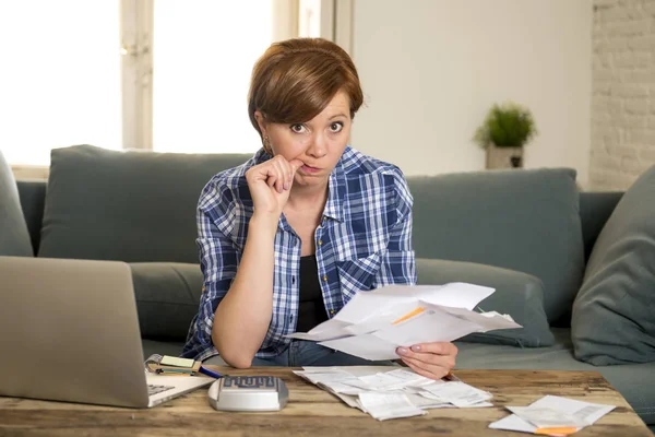 Femme désespérée bancaire et comptable maison mensuelle et les dépenses par carte de crédit avec ordinateur portable faire de la paperasserie — Photo