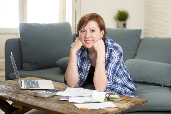 Glückliche Frau Banking und Buchhaltung zu Hause monatliche und Kreditkartenkosten mit Computer-Laptop Papierkram erledigen — Stockfoto