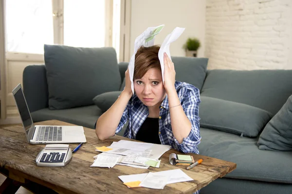 Jeune femme triste inquiet et désespéré bancaire et comptable maison mensuelle et les dépenses par carte de crédit avec ordinateur portable — Photo