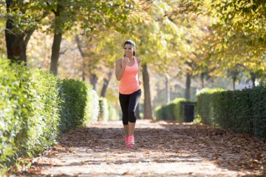 çekici ve mutlu runner kadında sonbahar spor giyim çalışan bir