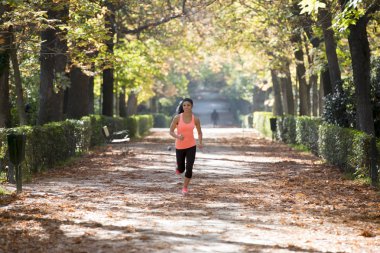 çekici ve mutlu runner kadında sonbahar spor giyim çalışan bir