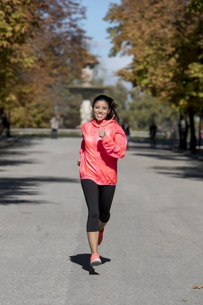 Loper sport vrouw in herfst sportkleding uitgevoerd en training over — Stockfoto