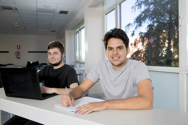 Adolescentes estudiantes universitarios que trabajan en el aula de la escuela con la —  Fotos de Stock