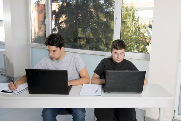 Estudantes universitários adolescentes que trabalham na sala de aula da escola com la — Fotografia de Stock