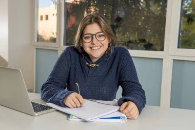 Resepsiyon dersinize gülümseyen okul sınıf bilgisayar laptop ile çalışan genç mutlu kadın genç üniversite öğrencisi