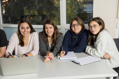 genç erkek ve kadın genç üniversite öğrencileri, okul öğrenme ve projede birlikte çalışan sınıf oturma grubu