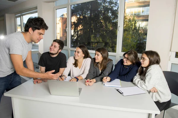 Grupo de jóvenes estudiantes universitarios adolescentes en la escuela sentados en el aula de aprendizaje y trabajando en el proyecto juntos —  Fotos de Stock