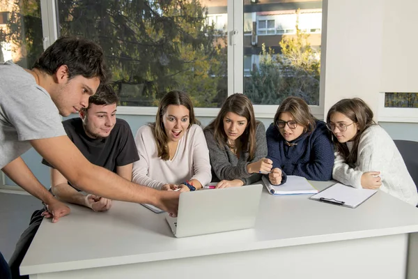 Grupa studentów młodych mężczyzn i kobiet nastolatek w szkole siedzi w klasie nauki i pracy nad projektem razem — Zdjęcie stockowe