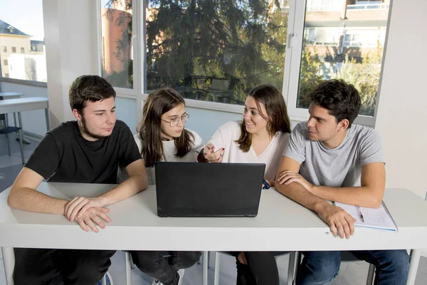 Gruppen av unga manliga och kvinnliga tonåringen universitetsstuderande i skolan sitter på klassrummet lärande och arbetar med projekt tillsammans — Stockfoto