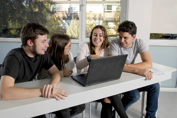 Gruppen av unga manliga och kvinnliga tonåringen universitetsstuderande i skolan sitter på klassrummet lärande och arbetar med projekt tillsammans — Stockfoto