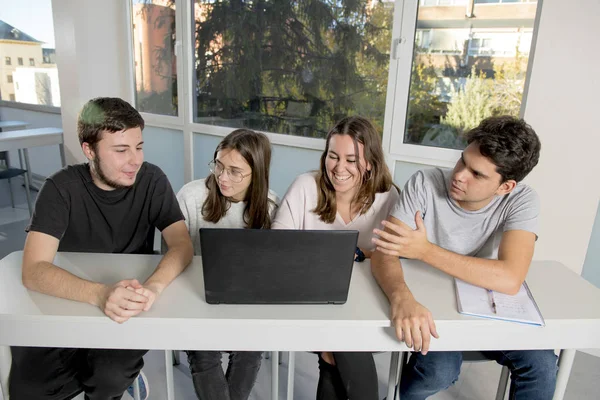 Grupa studentów młodych mężczyzn i kobiet nastolatek w szkole siedzi w klasie nauki i pracy nad projektem razem — Zdjęcie stockowe