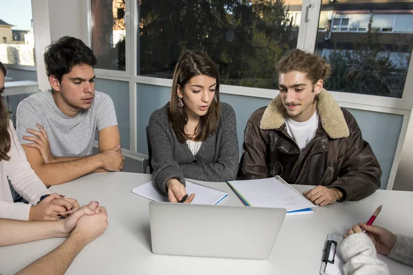 Grupa studentów młodych mężczyzn i kobiet nastolatek w szkole siedzi w klasie nauki i pracy nad projektem wraz z laptopa — Zdjęcie stockowe