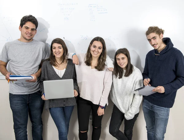 Grupo de jóvenes estudiantes universitarios posando juntos de pie —  Fotos de Stock