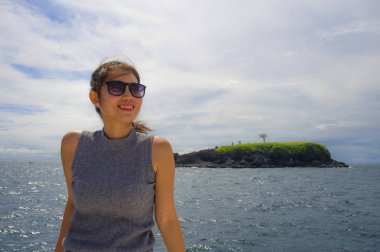  mutlu zevk deniz meltemi tropikal okyanus peyzaj gülümseyen genç güzel ve tatlı Asyalı Çinli kadın