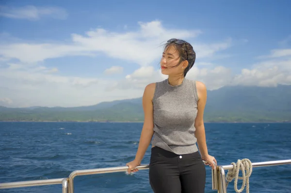 Muda menarik dan bahagia wanita Asia Cina di kapal wisata atau feri menikmati angin laut pada liburan liburan perjalanan perahu laut — Stok Foto