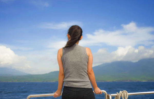Aantrekkelijk en gelukkig Aziatische Chinese vrouw op excursie schip of ferry op zoek van de Oceaan en het eiland genieten van de zeebries op zomer vakantie boot — Stockfoto