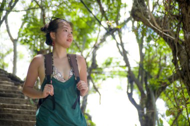 mutlu Asyalı Çinli kadın trekking ve günübirlik gezi doğa neşeli gülümseyen zevk tropikal dağda hiking backpacker