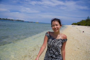mutlu Çinli Asyalı güzel Tayland Island beach mavi gökyüzü altında tatil yürürken yazlık elbise