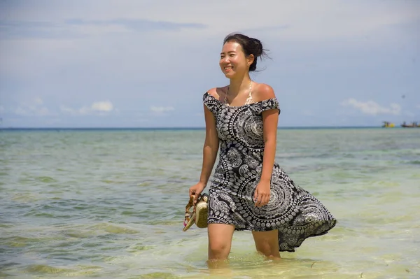 Glückliche asiatische Chinesin im Sommerkleid am schönen Strand der thailändischen Insel unter blauem Himmel im Urlaub — Stockfoto