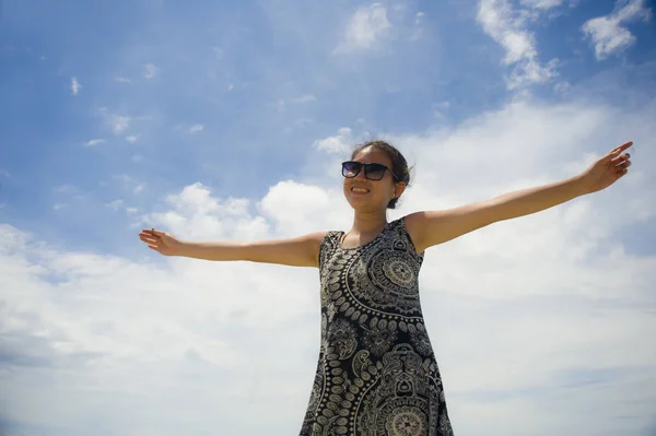 Jonge blij en opgewonden Aziatische Chinese vrouw poseren alleen isolaat — Stockfoto