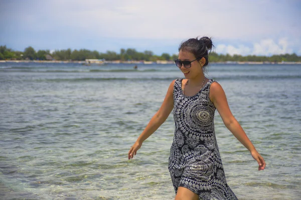 Junge entspannte asiatische Chinesin am Strand der thailändischen Insel mit wunderschönem türkisfarbenem Wasser unter sommerblauem Himmel — Stockfoto