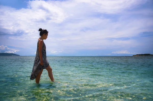 Giovane rilassato asiatica donna cinese a piedi sulla spiaggia dell'isola Thailandia con incredibile bella acqua di colore turchese sotto un cielo blu estate — Foto Stock