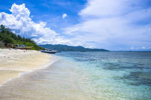 Erstaunliche schöne Aussicht auf weißen Sandstrand in Bali indone — Stockfoto