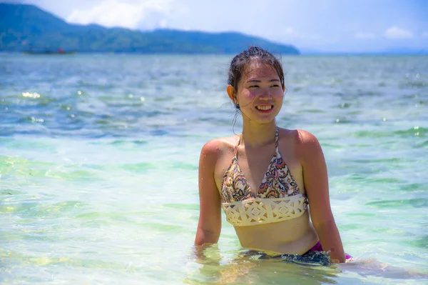 Tayland ada plaj yaz mavi gökyüzü altında inanılmaz güzel Turkuaz rengi suyla banyoda Asyalı Çinli kadın