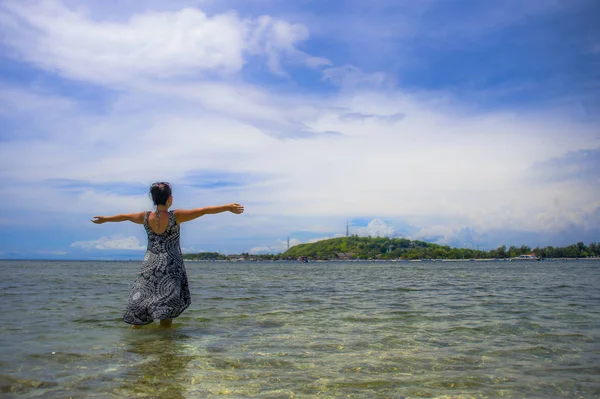 Jeune femme asiatique posant avec les bras ouverts sur la plage à Bali Indon — Photo