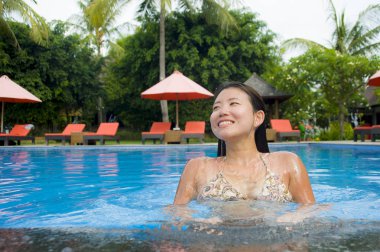 Neşeli mutlu ve güzel Çinli Asyalı kadının ve rahatla