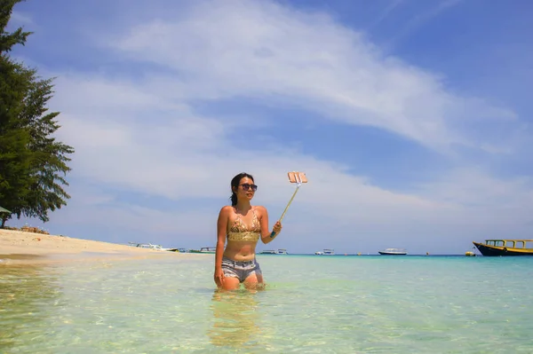 Giovane bella e felice asiatica donna cinese divertirsi sull'acqua di mare scattare foto selfie con fotocamera del telefono cellulare sulla spiaggia paradiso — Foto Stock