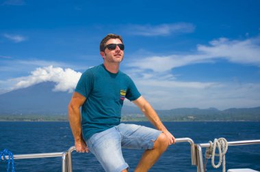 Eğleniyor genç çekici ve mutlu beyaz 30'lu yaşlarda adam gemi Feribot Tekne esinti zevk