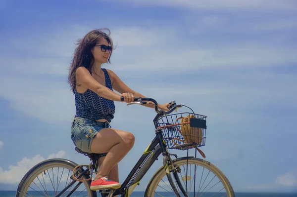 Fiatal szép és boldog ázsiai kínai lány lovaglás vintage kerékpár-nevetett, és mosolygott, vidám és ingyenes szórakozás a kerékpáros kirándulás a strandon — Stock Fotó