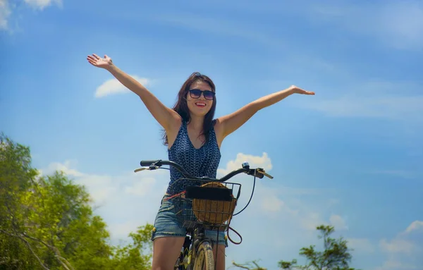 Junge hübsche und glückliche asiatische chinesische Mädchen Vintage-Fahrrad fahren mit offenen Armen lachen und lächeln fröhlich und frei — Stockfoto